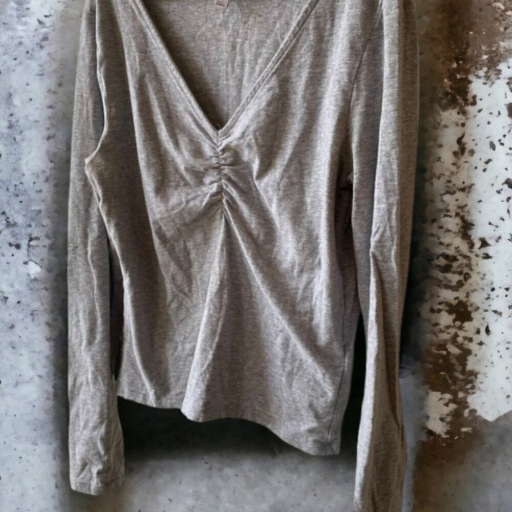 H&M Divided V-Neck Ruched Top (Junior) - Picture 3 of 6